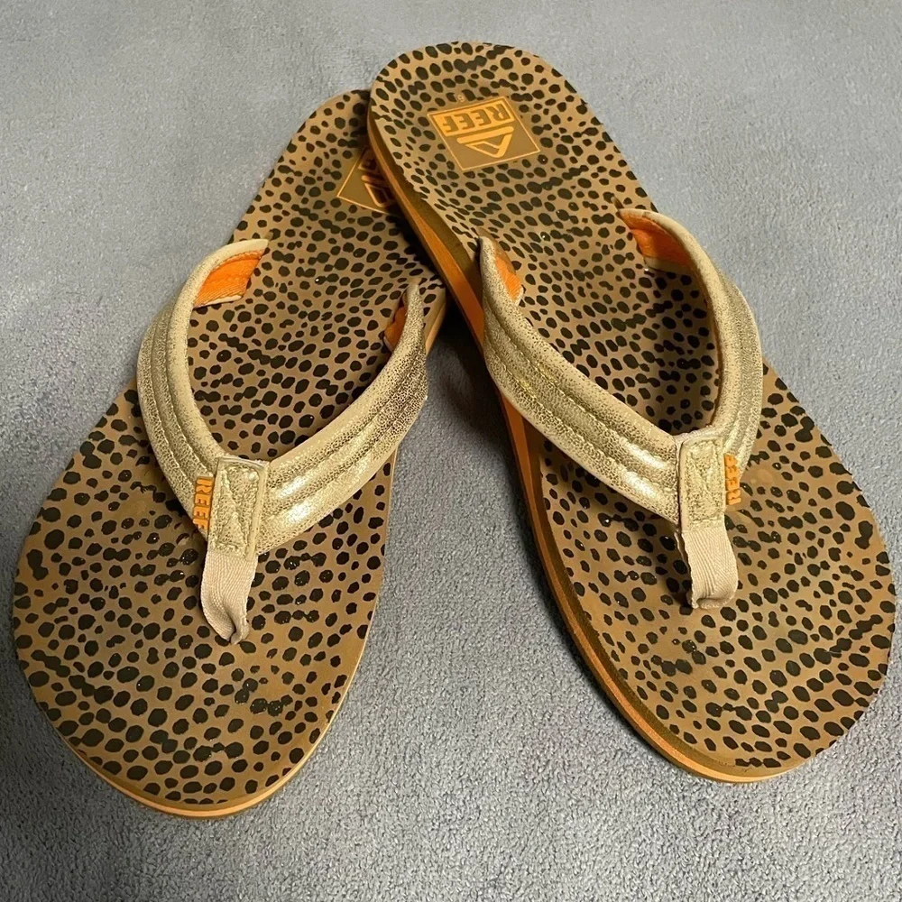 Reef Kids Ahi Flip Flops in metallic with animal print footbed. Size 6